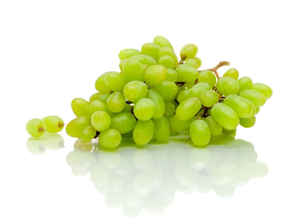 Grønne druer på hvit bakgrunn – stockfoto