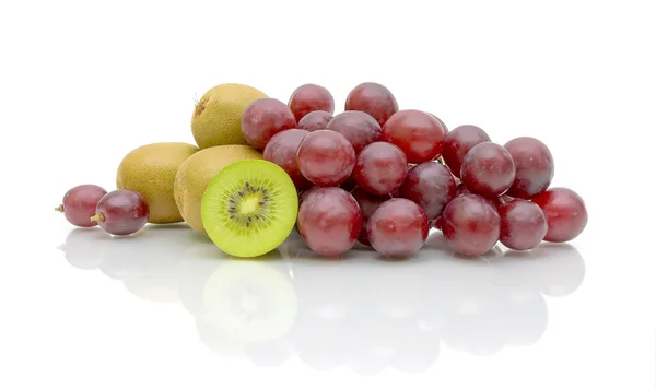 Kiwis e uvas sobre fundo branco — Fotografia de Stock