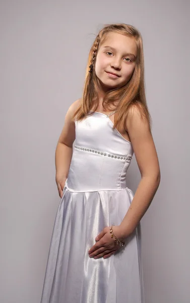 Uśmiechnięta blondynka dziewczyna w białej sukni — Zdjęcie stockowe