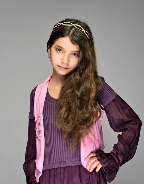 ティアラの長い、流れる髪の若い、美しい少女 — ストック写真