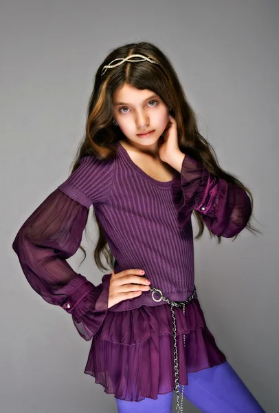 ティアラ h で長い、流れる髪の若い、美しい少女 — ストック写真