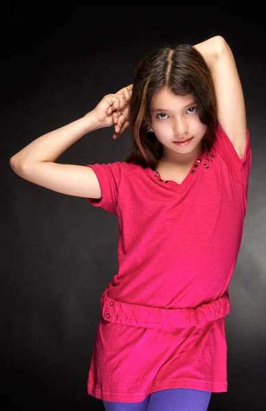 Das schöne, junge Mädchen im roten Kleid — Stockfoto