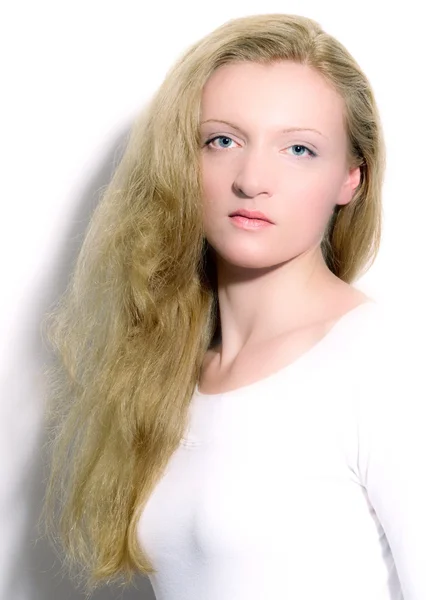 Porträt einer Blondine mit langen Haaren. — Stockfoto