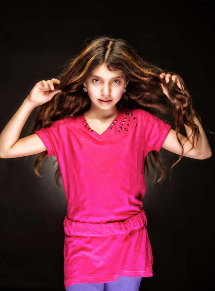 赤いドレスを着て、流れる髪の美しい、若い女の子 — ストック写真