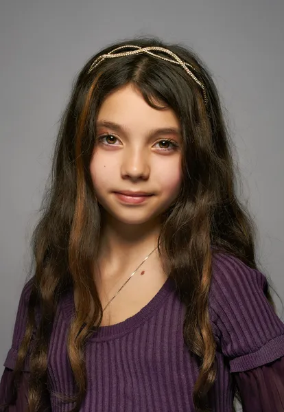 La bella, giovane ragazza con i capelli fluenti e un diadema — Foto Stock