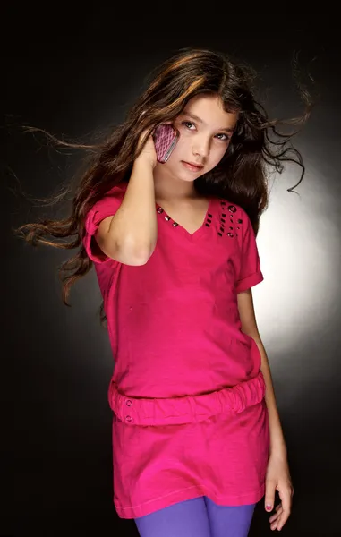 La bella, giovane ragazza con i capelli fluenti — Foto Stock