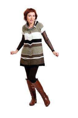 mutlu bir genç kadın tam uzunlukta portresi