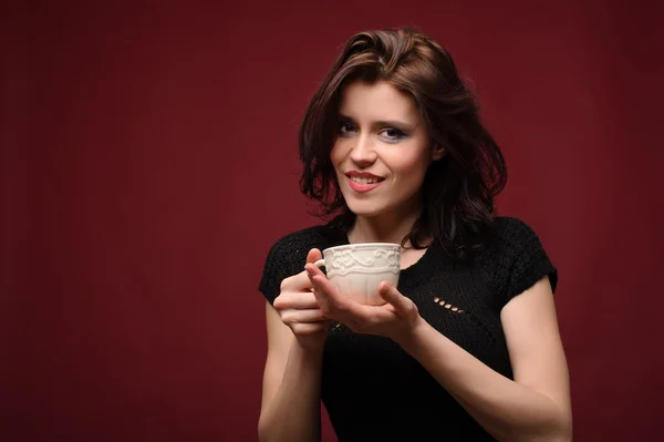 Krásná žena s šálkem čaje nebo kávy — Stock fotografie