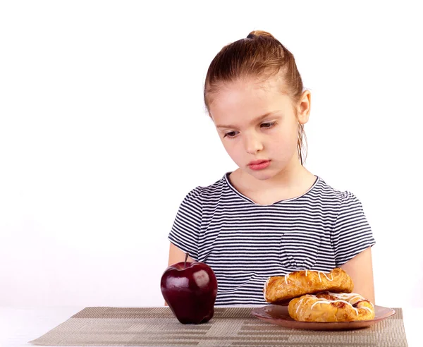 Girl stares at an apple — Stock Photo, Image