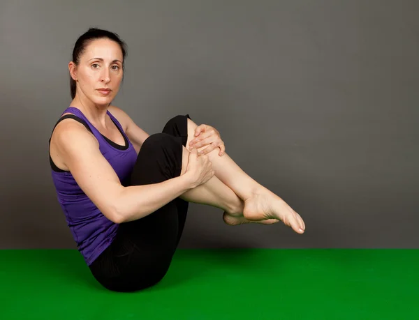 Adatta donna che fa yoga — Foto Stock