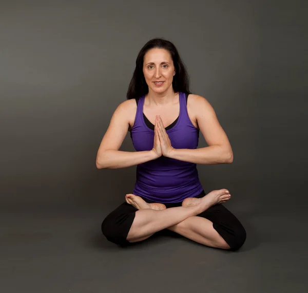Přizpůsobit žena dělá jógu — Stock fotografie