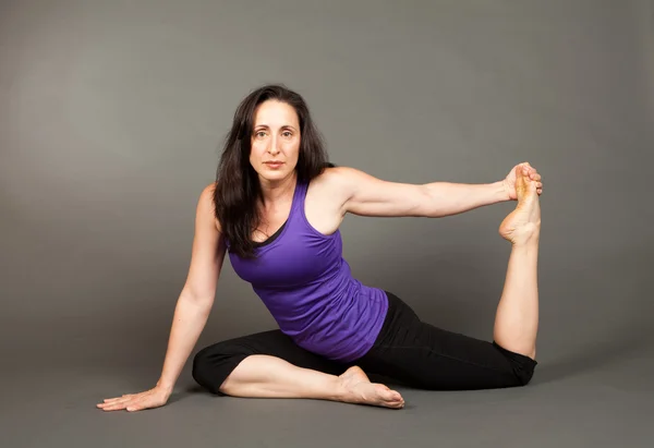 Fit vrouw doet yoga — Stockfoto