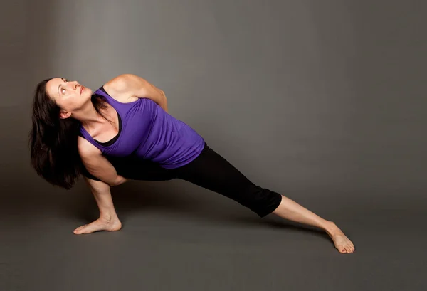 Passform kvinna gör yoga — Stockfoto