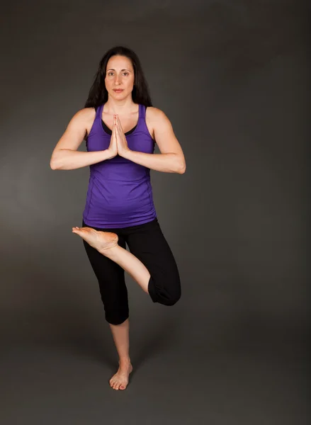 Přizpůsobit žena dělá jógu — Stock fotografie
