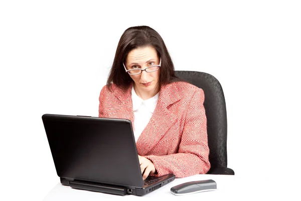 Взрослая женщина-предприниматель, работающая на ноутбуке — стоковое фото