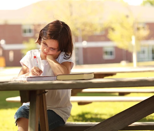 Categoria Menina da idade da escola fazendo lição de casa — Fotografia de Stock