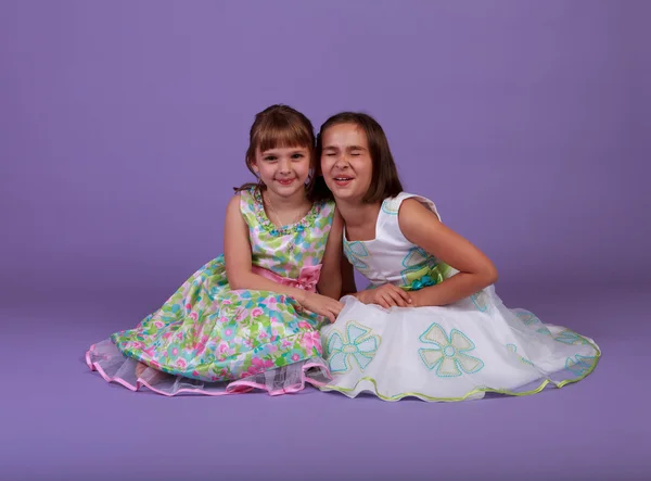 Duas meninas em vestidos de primavera — Fotografia de Stock