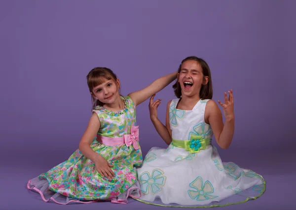 Zwei Mädchen in Frühlingskleidern — Stockfoto