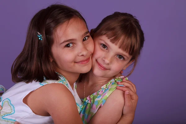 Dvě roztomilá holčička objímání — Stock fotografie