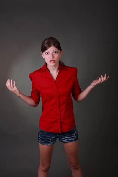Θυμωμένος κορίτσι εφήβων brunette με σορτς και κόκκινο πουκάμισο — Φωτογραφία Αρχείου