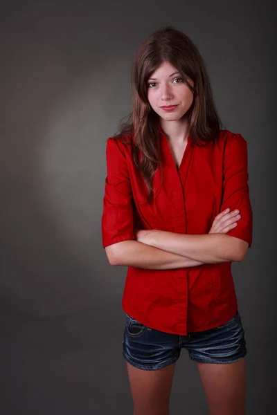 Bruna Teen ragazza in pantaloncini e camicia rossa — Foto Stock