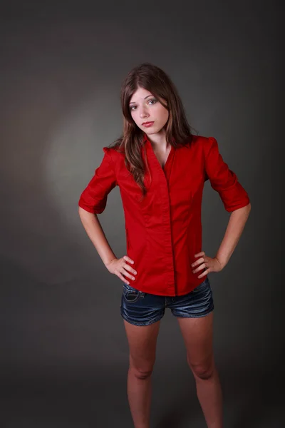 Brünettes Teenager-Mädchen in Shorts und rotem Hemd — Stockfoto