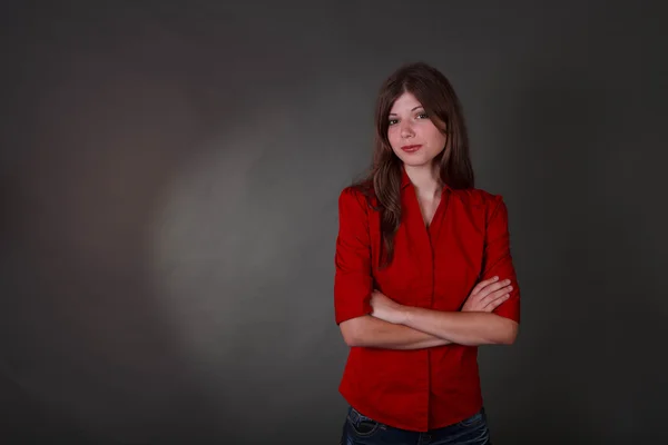 Esmer genç kız şort ve kırmızı gömlek — Stok fotoğraf