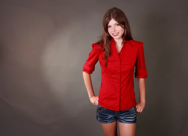 Bruna Teen ragazza in pantaloncini e camicia rossa — Foto Stock