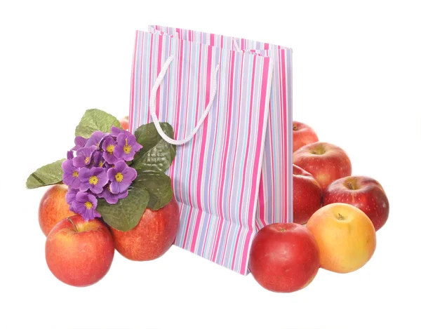 Elma, paket ve çiçekler — Stok fotoğraf
