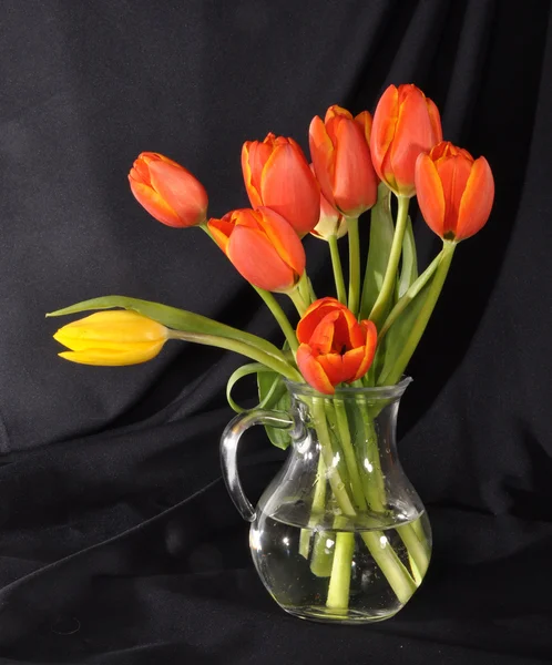 Kytice tulipánů ve skleněné váze — Stock fotografie