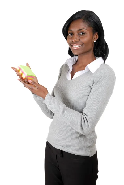 Biznes kobieta trzymając opakowanie po swoje notatki — Zdjęcie stockowe