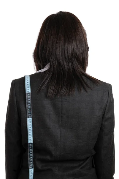 Mujer de negocios usando una cinta métrica a través de su traje —  Fotos de Stock