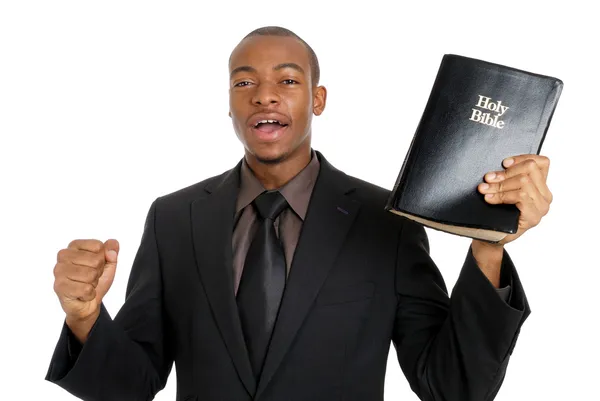 Hombre sosteniendo una Biblia predicando el evangelio — Foto de Stock