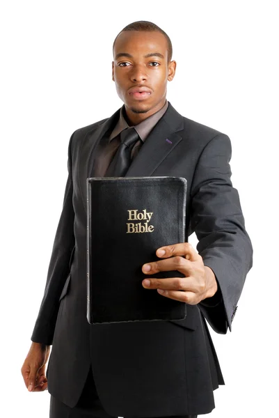 Mężczyzna trzymając Biblię Wyświetlono zobowiązania — Zdjęcie stockowe