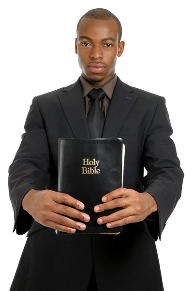 Uomo con una bibbia che mostra impegno — Foto Stock