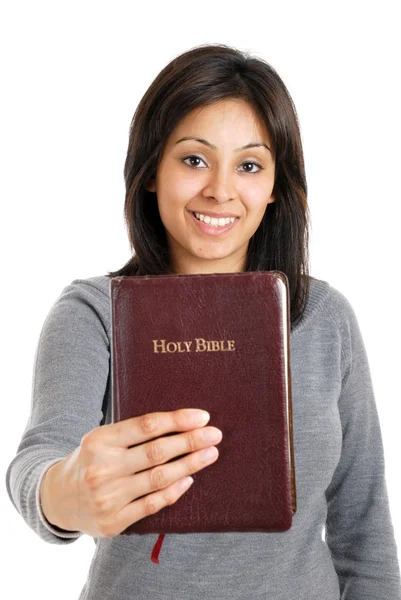 Jonge vrouw met een Bijbel tonen inzet — Stockfoto