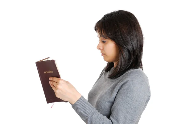 Giovane donna d'affari che studia una Bibbia — Foto Stock