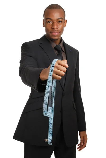 Homem de negócios oferecendo uma fita métrica — Fotografia de Stock