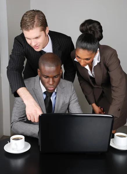 Equipo de negocios multiétnicos trabajando en la computadora portátil — Foto de Stock