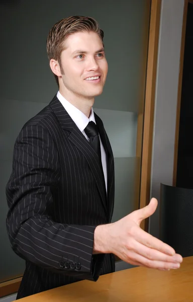 Homem de negócios caucasiano oferecendo um aperto de mão — Fotografia de Stock