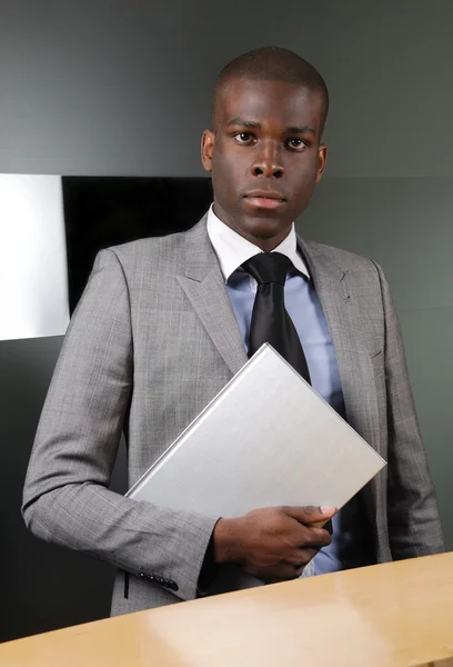 Seriöser afrikanisch-amerikanischer Geschäftsmann mit Buch — Stockfoto