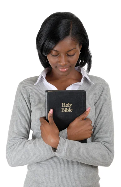 Afrikanisch-amerikanische junge Frau hält eine Bibel, während sie nach unten schaut — Stockfoto