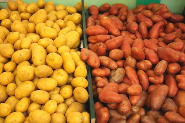 Σωρό από πατάτες σε πάγκους στην αγορά — Φωτογραφία Αρχείου