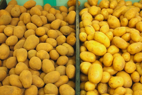 Kartoffelstapel auf einem Marktstand — Stockfoto