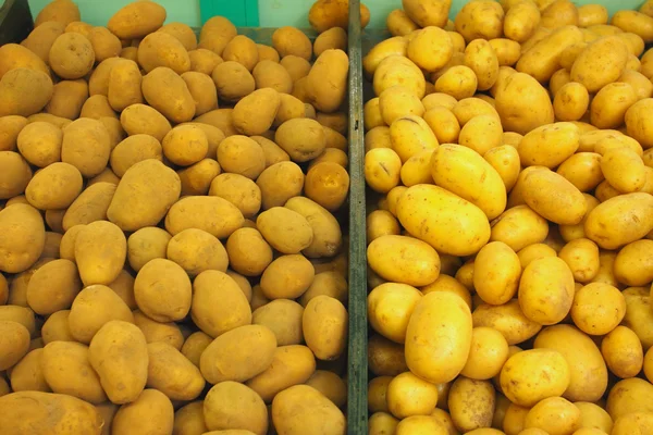 Pile of potatoes on a market stall — Stock Photo, Image