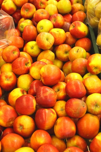 Apple display, étalage de pommes — Stok fotoğraf