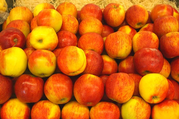 Apple display, étalage de pommes — Zdjęcie stockowe