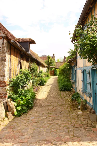 Старый дом в средневековой деревне — стоковое фото