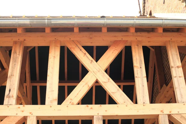 Struttura in legno di una casa in costruzione — Foto Stock