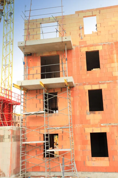 Konut yapım aşamasında kırmızı tuğla bina — Stok fotoğraf